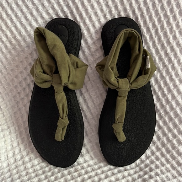 Sanuk,olive green,yoga mat sole,sandal, size 7, excellent condition, worn once - Picture 3 of 5